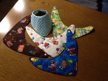 Mit der tollen ausführlichen Anleitung kann man ja gar nichts mehr falsch machen.
Es hat prima geklappt mit dem Nähen und der kleine Felix kann nun jeden Tag
ein anderes Halstuch tragen ...