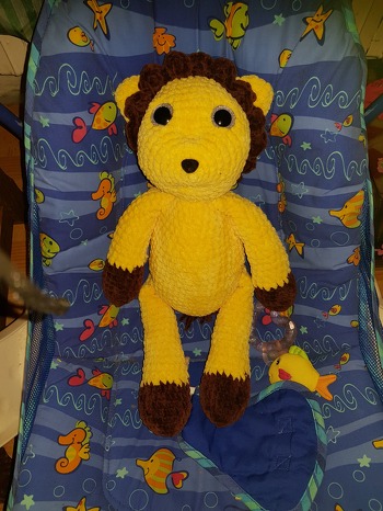 Habe den Löwen mit dickerer WOlle gehäkelt.
Er liegt in einer Babywippe