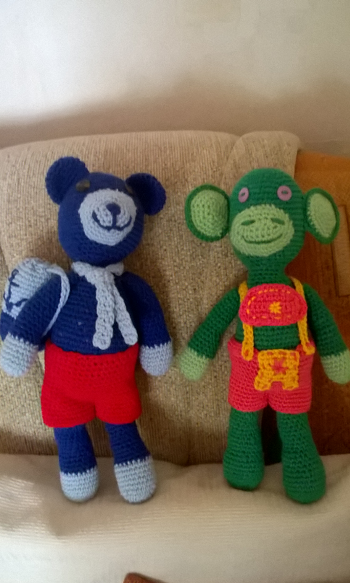 Es hat sehr viel Spaß gemacht, den beiden Freunden noch Hosen zu häkeln. Käpt'n Blaubär hat dann noch einen kleinen Seesack bekommen. Jetzt bin ich dabei noch einen Teddy zu häkeln. Vielen Dank an Tante Mella für die schönen Anleitungen.