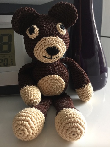 ein ich hab dich lieb Bärchen
ca. 50 g Catania (kaffee)
ein kleiner Rest Catania Color 0404 (beige)
diesmal mit Häkelaugen