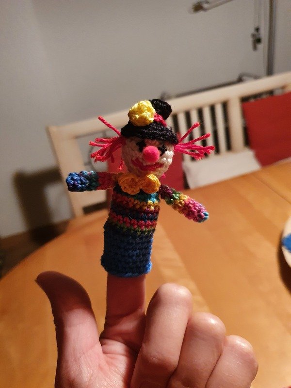 Häkelanleitung für niedliche Clown Fingerpuppe