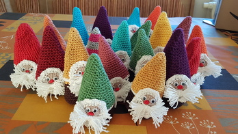 Sehr schöne Anleitung. Wenn man erstmal den Dreh raus hat sind sie fix gehäkelt. Habe auch gleich Massenproduktion gemacht und dann als Mitbringsel verschenkt.