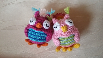 Die Anleitung ist echt super und total einfach nachzuhäkeln - auch für mich Anfänger! Lediglich beim Körper hab ich im zweifarbigen Teil den Rundenanfang /-ende irgendwie nicht "unsichtbar" hinbekommen... irgendwie waren da immer die zwei Farben etwas durcheinander. Das ist aber zum Glück nichts, was sich nicht durch einen aufgenähten Flügel kaschieren lässt ;-)