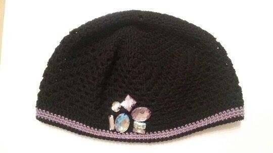 Zarte Mütze mit Blümchenapplikation Größe für Kinder von  0-3  Jahren