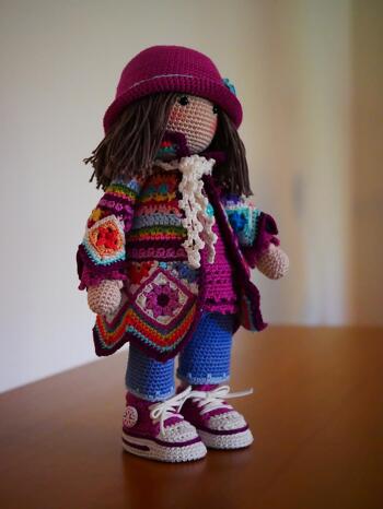 Die Anleitung ist sehr gut nachzuarbeiten! Die Schuhe sind für Babys echt süß. Ich hab sie allerdings etwas verkleinert und Puppenschuhe daraus gemacht. Die Puppe hab ich nach einer Anleitung von CAROcreated Design gehäkelt.