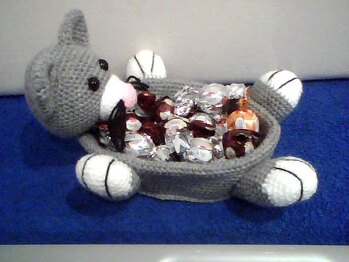 Nun ist meine kleine Naschkatze fertig. Da sich gut häkeln lassen. Mit dem Kopf hatte ich etwas Schwieriugkeiten, aber den habe ich mit einem Holzstäbchen(Zahnstocher ) verstärkt und fest saß der Kopf.