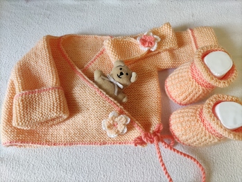 ganz tolle Anleitung für das Wickeljäckchen, da noch Wolle vorhanden war gab es ein Paar passende Schühchen und ein Stirnband dazu.