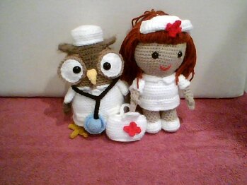 Damit die kleine Krankenschwester nicht allein ist, habe ich ihr einen Doc gehäkelt.