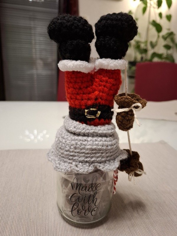 Häkelanleitung Santa bei der Arbeit  / Dekobezug für Marmeladenglas/ Deckelbezug für Bonbonglas