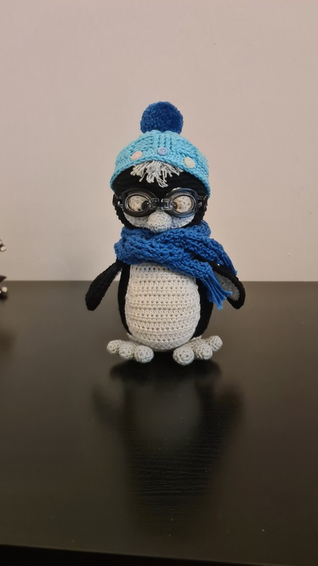 Haekelicious Pinguin mit Korbmustermütze und Eiswürfel