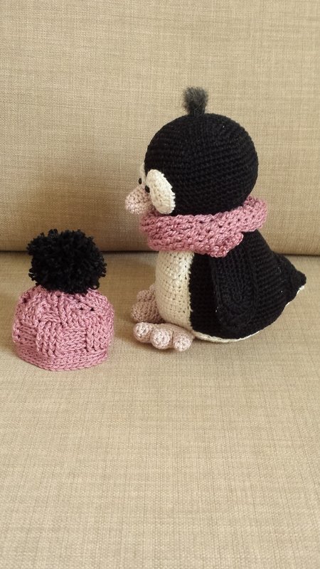 Haekelicious Pinguin mit Korbmustermütze und Eiswürfel