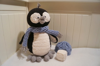 Eine sehr einfach verständliche und doch (zumindest für mich sehr) anspruchsvolle Anleitung!
Auch ohne Mütze ist er hübsch geworden.
Die Mischung aus Wolle und Baumwolle ist wohl zu dehnbar gewesen, sodass die Mütze viel zu klein ist.
Aber der Pingu ist unwahrscheinlich weich und knuffig, ein richtiges Kuscheltier!
Und wenn ich dann mehr Erfahrung mit dem Häkeln habe, schaffe ich es vielleicht, die Mütze passend zu vergrößern.