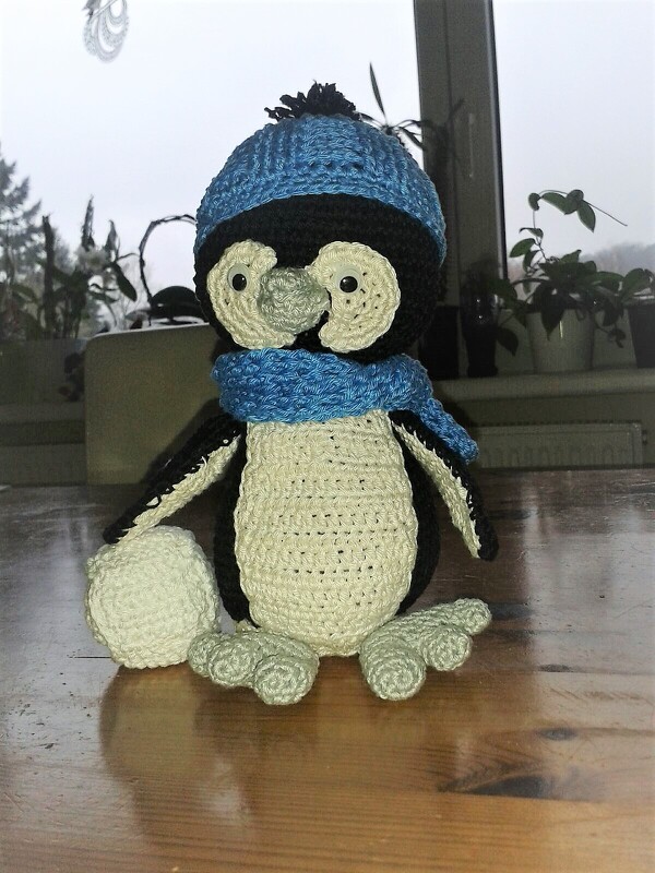 Haekelicious Pinguin mit Korbmustermütze und Eiswürfel
