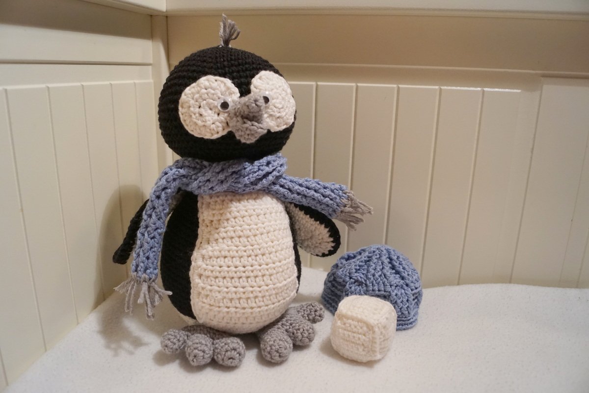 Haekelicious Pinguin mit Korbmustermütze und Eiswürfel