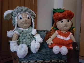Hallo,
ich habe mir verschiedene Häkelanleitungen von PollyundPaule heruntergeladen und hatte viel Freude beim nach häkeln. Wenn man mal nicht weiter weiß einfach Kontakt aufnehmen. Es wird einem sehr schnell geholfen. Hier ein paar Fotos von meinen Sachen.