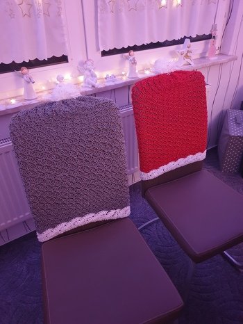 Jedes Jahr habe ich diese fertigen Stuhlhussen gekauft, allerdings diese günstigen, da diese auch immer noch während der Weihnachtszeit kaputt gegangen sind (liegt vielleicht an der güsntigen Variante), kam mir die Blitzidee.
Das Internet nach einer gehäkelten Stuhlhusse zu durchforsten und da bin ich auf diese Anleitung gestoßen.....ein voller Erfolg ganz schnell nach Anleitung diese Stuhlhussen für meine 4 Stühle gehäkelt.
Allerdings habe ich das Ende zum Bommel hin geändert, aber ich hoffe es ist nicht so schlimm.
Ich kann jedem Anfänger diese Anleitung empfehlen. Denn es ist wirklich sehr gut erklärt.
Viel Spaß beim Kaufen dieser Anleitung und das nach Häkeln, ein wenig Zeit braucht man allerdings dafür, meiner Meinung nach.
Ein großes Lob an Maschen-mit-Liebe, freue mich auf viele weitere Anleitungen.