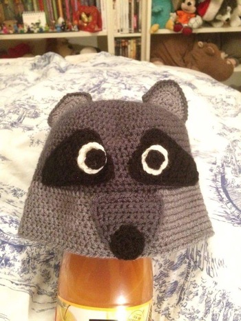 Die Mütze war leicht zu häkeln. Statt einen Knopf für die Nase habe ich einen schwarzen Kreis gehäkelt.  Das Muster für das Tuch hab ich noch nicht ausprobiert.