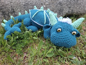 Die Anleitung ist gut beschrieben,  mein Drache ist ~ 1m lang 😀
