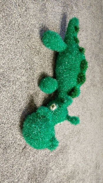 Dieses süsse Krokodil habe ich aus Bubblegarn gehäkelt und auch mit solchem ausgestopft. So schwimmt es jetzt zusammen mit meinem kleinen Neffen in der Badewanne.