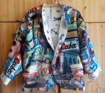 Das war das zweite Nähprojekt meines Lebens. Ich wollte mal etwas Verrücktes, nicht nur das, was die Industrie farblich und vom Muster her für Damen meines Alters und meines Kalibers vorsieht. Ist auf Anhieb gelungen, und ich habe viel dabei gelernt. Ich werde pausenlos darauf angesprochen, wo es die gibt, und hab schon mindestens zwei Freundinnen auf Crazypatterns hingewiesen...