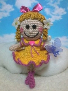 Hallo liebe Häkelfreundinnen und Freunde,
ich möchte mich auch mit meinem Schutzengelchen am Wettbewerb beteiligen. Die Anleitung war leicht nachzuarbeiten und regte auch die Kreativität an - hat wirklich Spaß gemacht.
Dieses kleine Schutzengelchen widme ich meinem gelieben Sohn Peter, der leider im November verstorben ist und mir das erste Mal nicht zum Muttertag gratulieren konnte. Es war  deshalb  für mich leider ein sehr trauriger Muttertag. Trotzdem hoffe ich, daß mein Engelchen gefällt.
Liebe Grüße an Euch alle
ruths1805