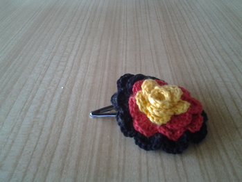 Die kostenlose Anleitung für die WM-Rose ist echt super und ganz einfach zum nach arbeiten. Ich hab die Rose auf eine Haarspange genäht.