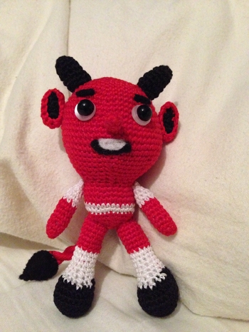 Eine meiner Freundinnen ist ein großer Fan vom 1. FCK und feiert noch Geburtstag. Als Geschenk ist mir dann spontan eingefallen, dass ich ihr ein kleines Maskottchen häkeln könnte. Er sollte nicht zu teuflisch aber auch nicht zu niedlich sein vom Gesichtsausdruck, denke ich hab die Mitte gut getroffen.