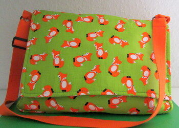 Diese Füchse fühlen sich wohl. Tolle Schultertasche mit verstellbaren Tragegurt.