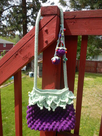 Die Brombeer Tasche habe ich einer Bekannten gezeigt als ich fertig damit war und sie hat diese auch gekauft, so wie meine Himbeer Tasche. Werde beide nochmals haekeln. Tolles Design und einfache Anleitung.