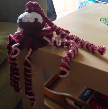 Kraki, meine erstes eigenes Amigurumi.Anleitung gibt leider noch nicht , ist in Arbeit.