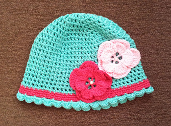 Diese Mütze habe ich für eine liebe Freundin gehäkelt. Die Anleitung ist wie immer sehr gut beschrieben - dickes Lob! Die Blumen und die Abschlusskante habe ich etwas abgewandelt. Ich bin stolz auf diese Mütze und klein Emma ist jetzt die Prinzessin im Kindergarten. Vielen Dank für die super Anleitung.