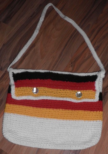 Ich habe eine Deutschland Tasche ohne Anleitung gehäkelt. Ich habe es frei nach schnutte gemacht und ist mir so gar gelungen, wie ich mir es vorgestellt habe.
Lg Dana Weiland