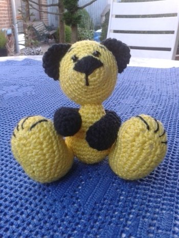 Ich habe viel Bär ausprobieren gehäkelt. Es ist sehr leicht und Anleitung Erklärung ist super. Ich habe gute idee Bär für Borussia Dortmund. Mein Sohn ist Fan Fussball BVB. Die Anleitung von kertupertu