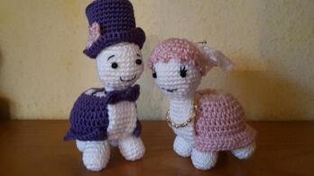 Nach einer abgewandelten Anleitung des Blumenkrötchens
https://www.crazypatterns.net/de/items/1323/blumenkroetchen-amigurumi-haekelanleitung
und einer Idee von ruths1805
Danke für die Anregungen!