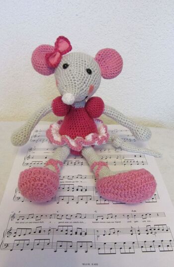 Ballerina Mouse ist einfach super freundlich und niedlich geworden. Sie bringt ein Glanzlicht in den Tag.
Die Anleitung empfehle ich jeden der Häkeln als Entspannung anwendet.
Die Anleitung ist von http://lilleliis.com/product/ballerina-mouse-pattern/.
