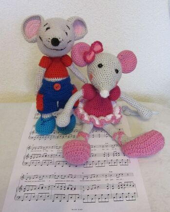 Hallo Ihr Amigurumi Fans.
Sind die beiden nicht auch als Pärchen niedlich.
Anleitung von Tamara Nowak und by Mari-Liis Lille.