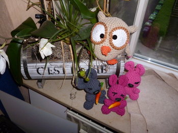 Die Eule mit den Häschen fühlt sich wirklich wohl. Vor allen Dingen die Häschen, da sie genügend Futter haben.