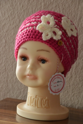 Eine Mütze in KU 37-42 in rosa-weiß, mit zwei kleinen süßen Schmetterlingen die der Mütze einen besonderen Anblick geben!