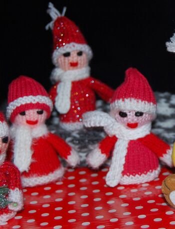 ....meine selbst gestrickten Weihnachtsmännchen sind sehr begehrt.
Sie bestehen aus 5 Teilen: Eigene Kreation.