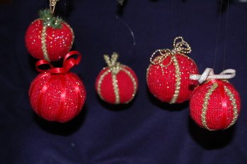 ...meine gestrickten Weihnachtskugeln...