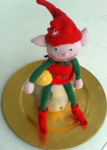 Hallo ich bin der "Weihnachtself" von Strickglück.
Ich habe diesen Elf gerne und mit sehr viel Freude gearbeitet!