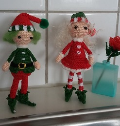 hat sich wunderbar gehäkelt nach dieser AL. Allerdings habe ich feines Garn verwendet und eine 1er Häkelnadel. Da sind diese Weihnachtselfen noch niedlicher geworden, ich find die sooo süß.
Der dritte im Bunde ist noch nicht fertig, aber ich wollte euch die zwei schon mal zeigen.