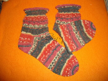 Socken mit Rollrand und Anleitung SchlangenfrauMuster.