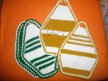 Gehäkelte Topflappen ohne Anleitung
nach eigener Idee für Form und Farbe.
Nur feste Maschen.