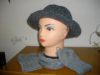 Mein 3er Set.
Hut, eigene Idee, nachgearbeitet vom alten Regenhut,
Fingerstrickloop, gefunden bei You Tube,
Pulswärmer, nach Anleitung https://de.search.yahoo.com/search;_ylt=A9mSs2Cp18hUrVwAFakzCQx.?fr=moz35&ei=UTF-8&p=angelas+kaiser+pulsw%C3%A4rmer&SpellState=&fr2=sp-qrw-corr-top