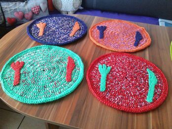 Platzsets rund...1. Reihe feste Maschen und die anderen Reihen mit Stäbchen gearbeitet, Größe variabel...
Besteckvorlagen bei Oma gefunden... ;o)