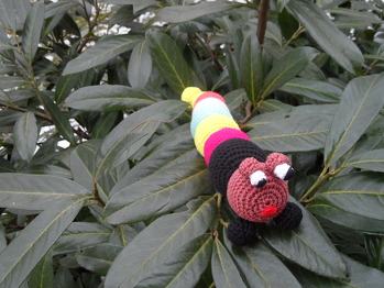 Sie sitzt im Garten , am Lorbeerbusch.