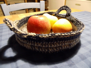 Diese Idee gefiel mir richtig gut.  -  Also gleich einen Rest Waescheleine und Wollreste herundlosgelegt. Noch ein bischen 'unegal', aber mir gefaellt mein neuer Obstkorb!