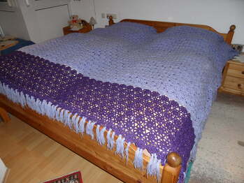 Hat nichts mit Amigurumi zu tun, wollte die Tagsdecke nur mal zeigen . Vor ca. 35 Jahren , etwa 2000 Blüten gehäkelt (2Jahre) , dann zusammen genäht und unterfüttert.