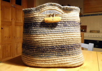 Nach derAnleitung von Ina Makoschey habe ich mit Koerben begonnen und mich dann an diese Einkaufstasche gewagt: 40Meter Leine, 6mmstark  und ca. 1200gr. Garne,  jeweils 2-fach verhaeckelt. Und der Verschluss ist "Strandgut". Ich bin stolz auf mein Werk und habe beim Arbeiten viel Freude gehabt.